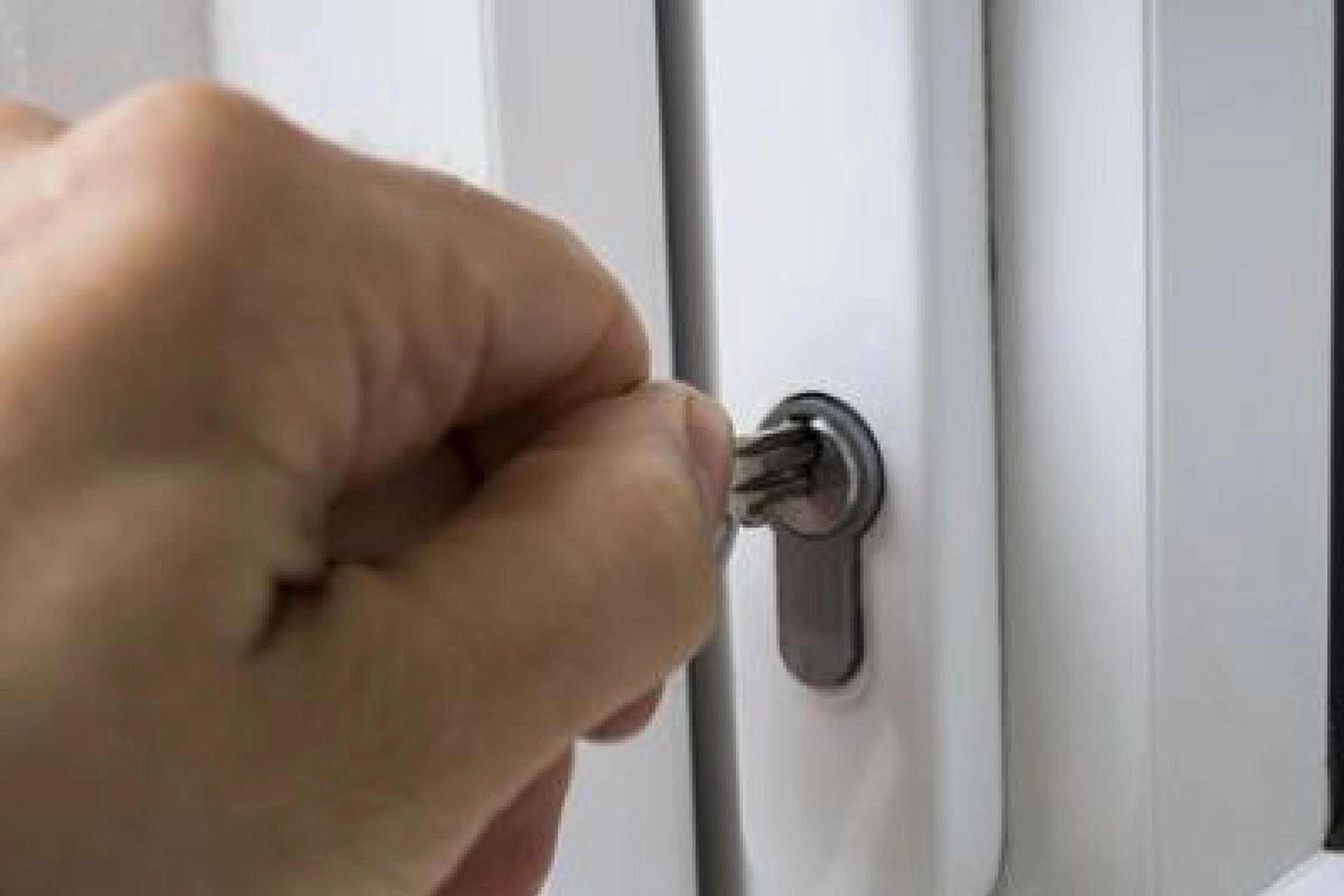 Comment changer serrure baie vitrée ?