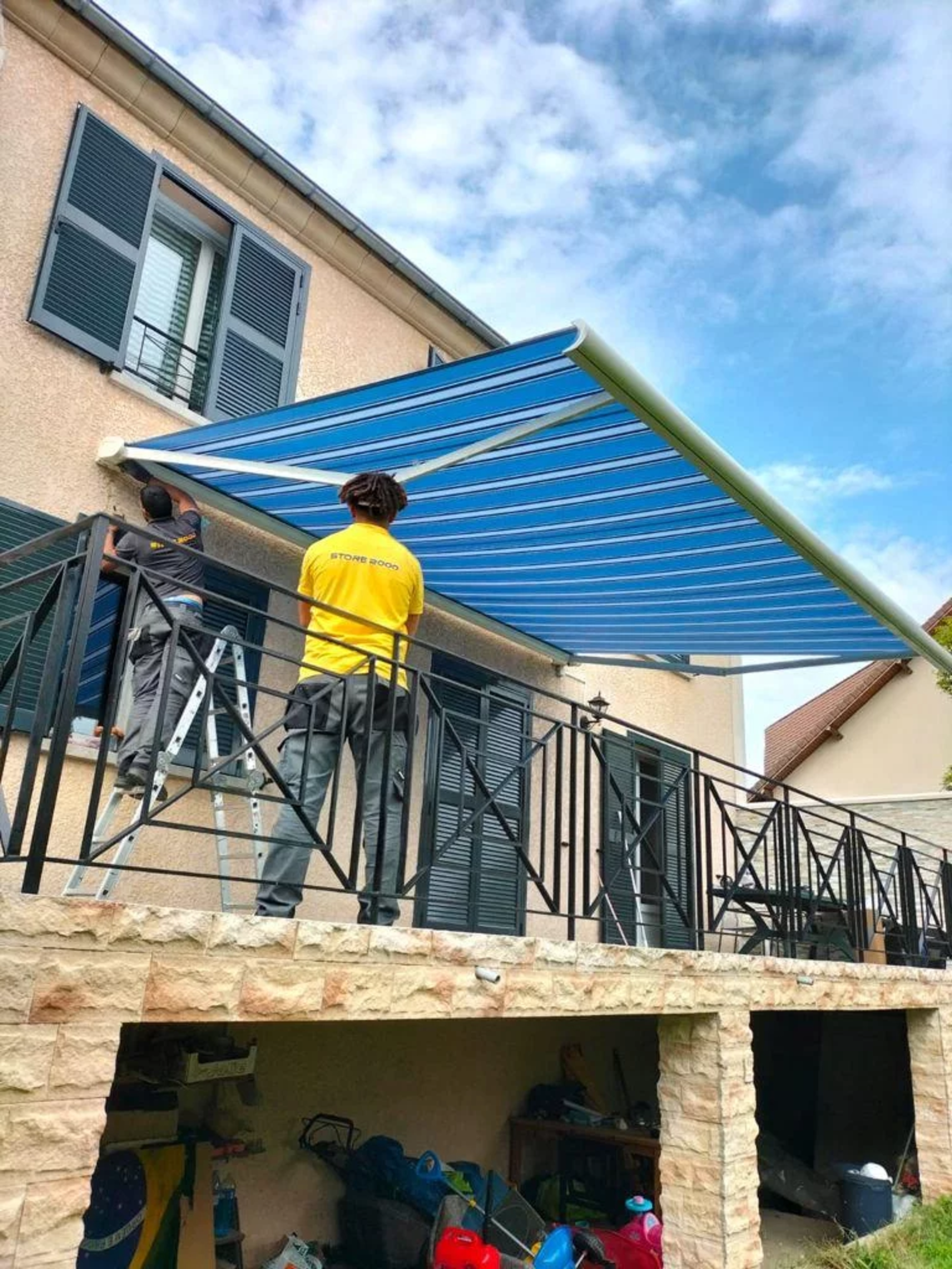 Store banne bloqué en position basse