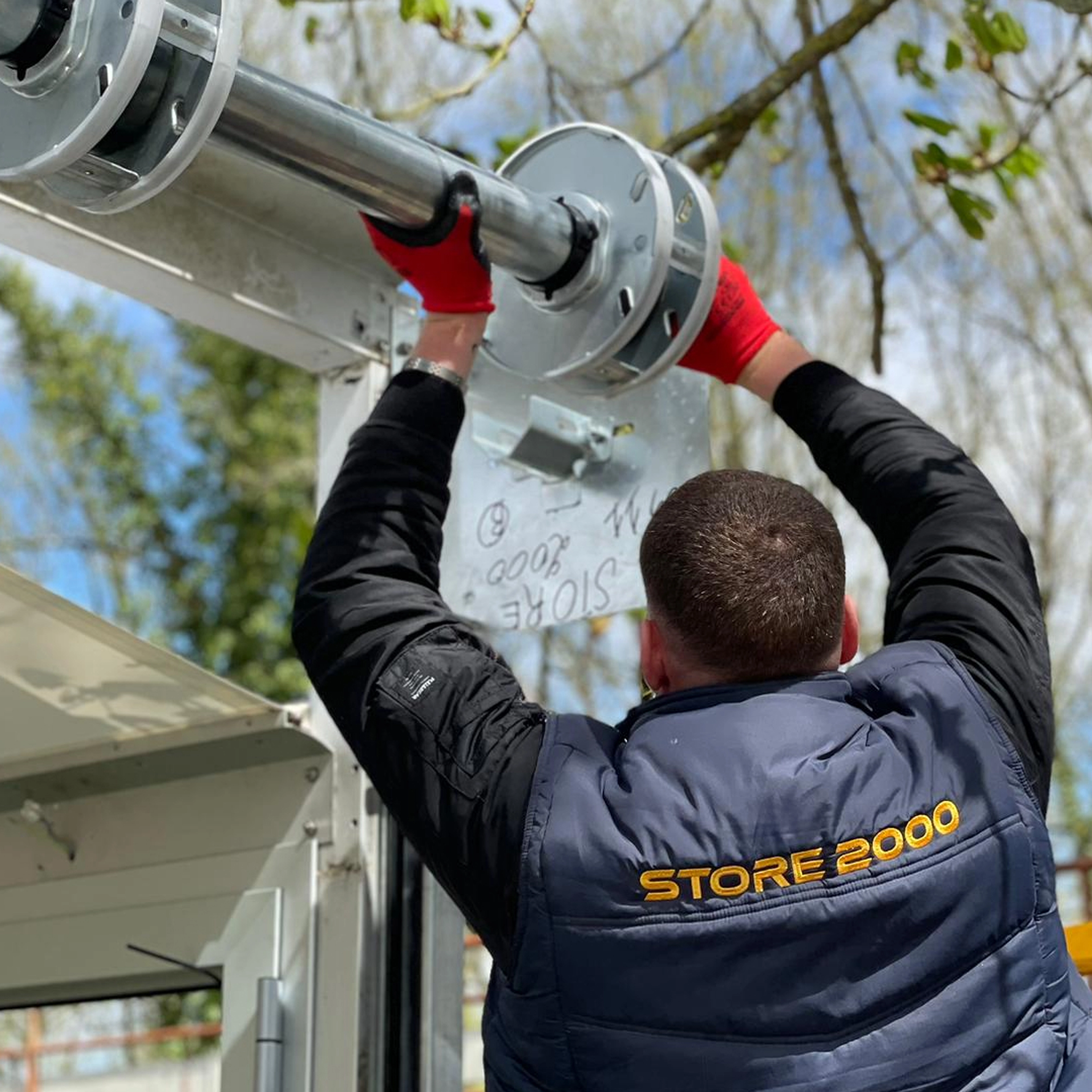 Installation d’un moteur tubulaire pour rideaux métalliques : guide complet