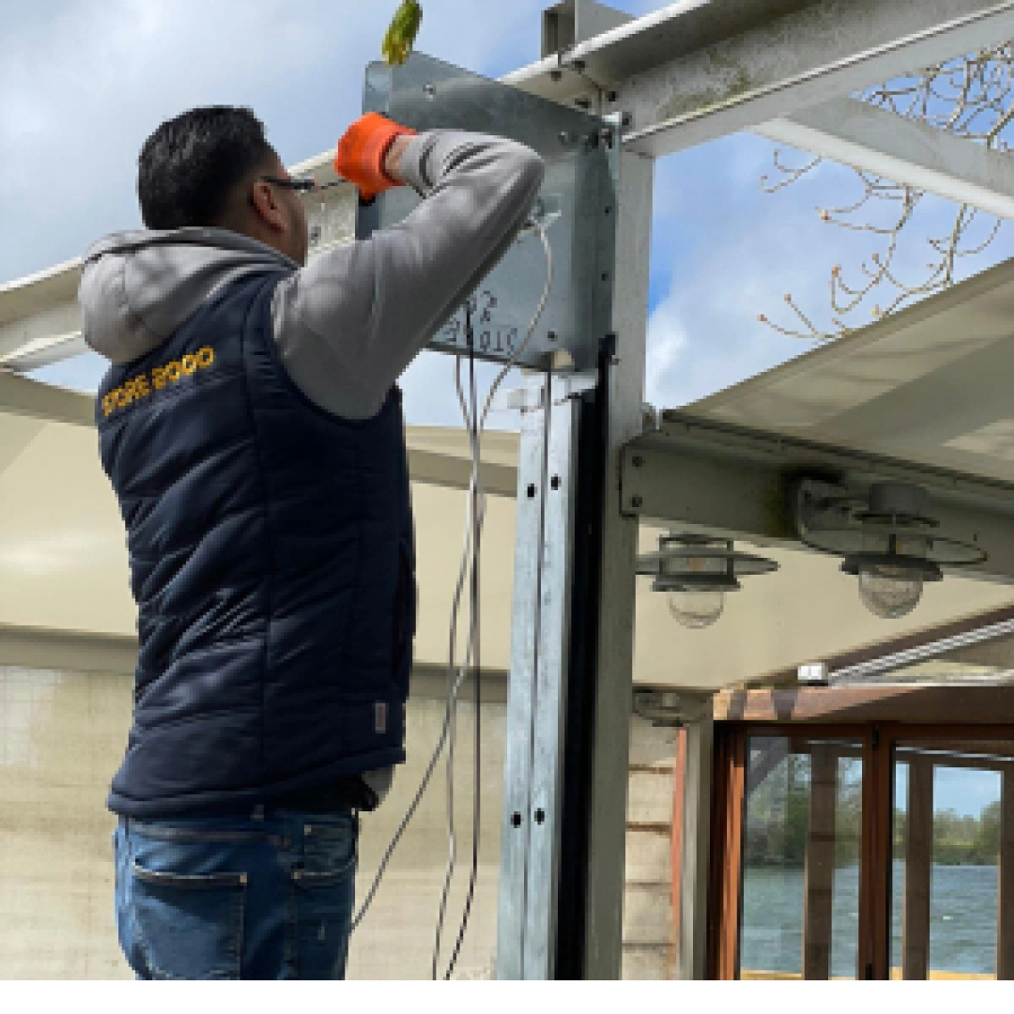 Comment changer le moteur d’un rideau métallique ?