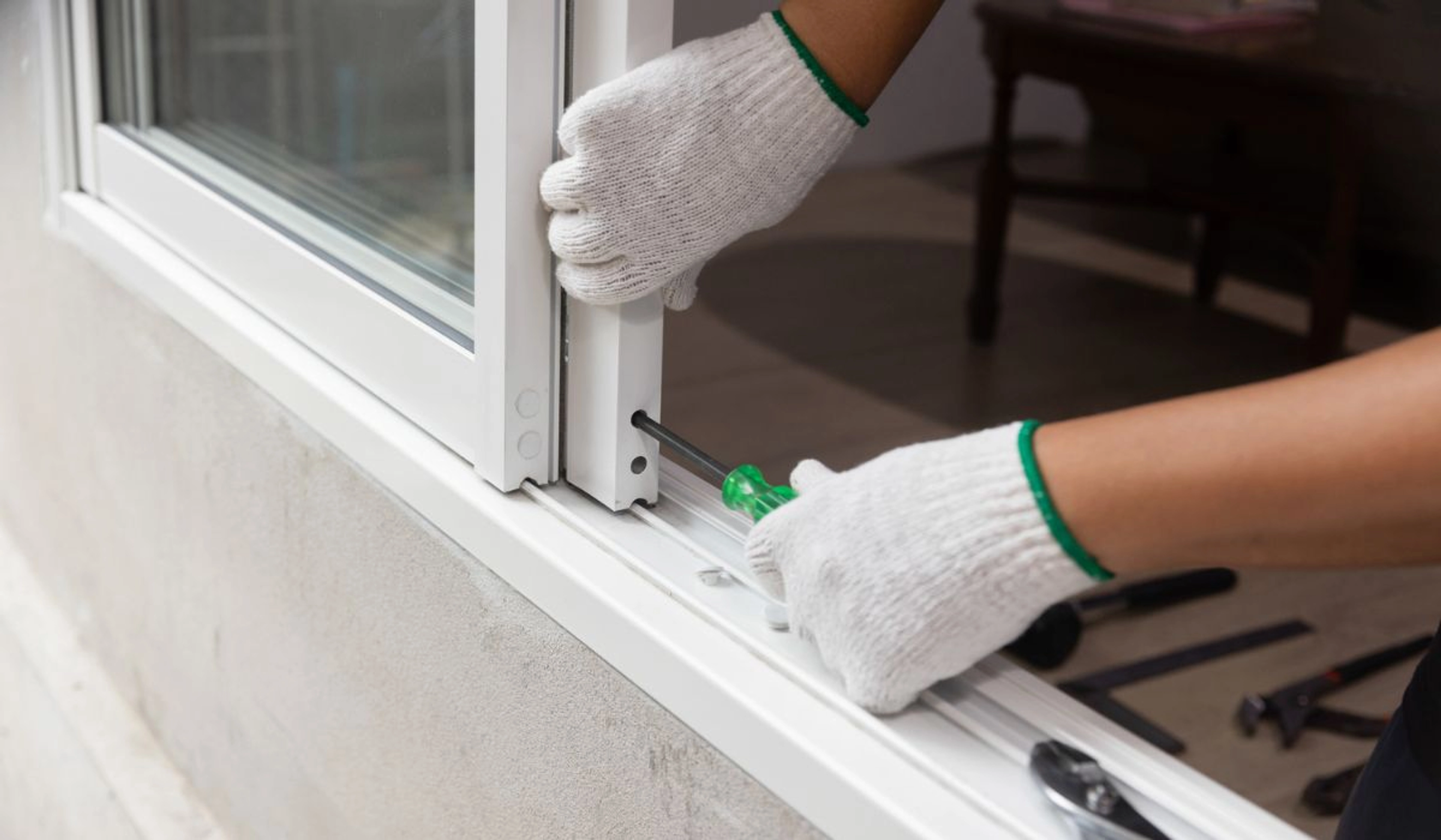 Comment réparer une fermeture de baie coulissante ?