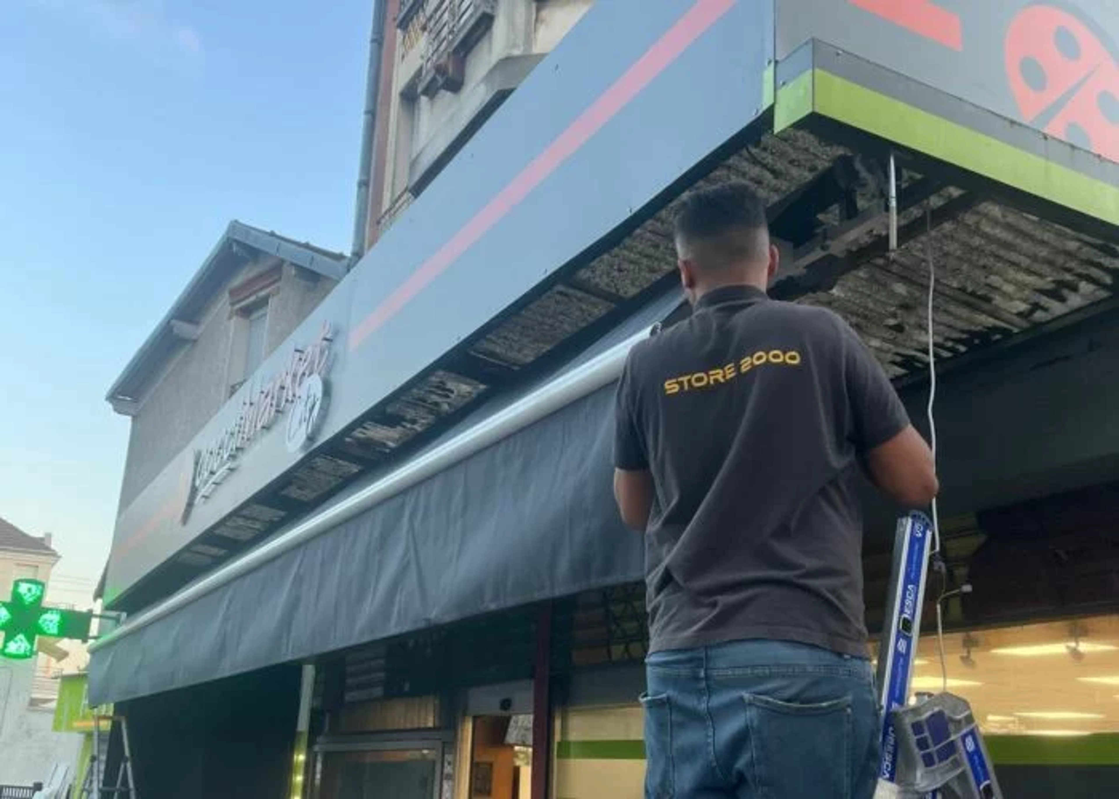 Store banne bloqué en position basse