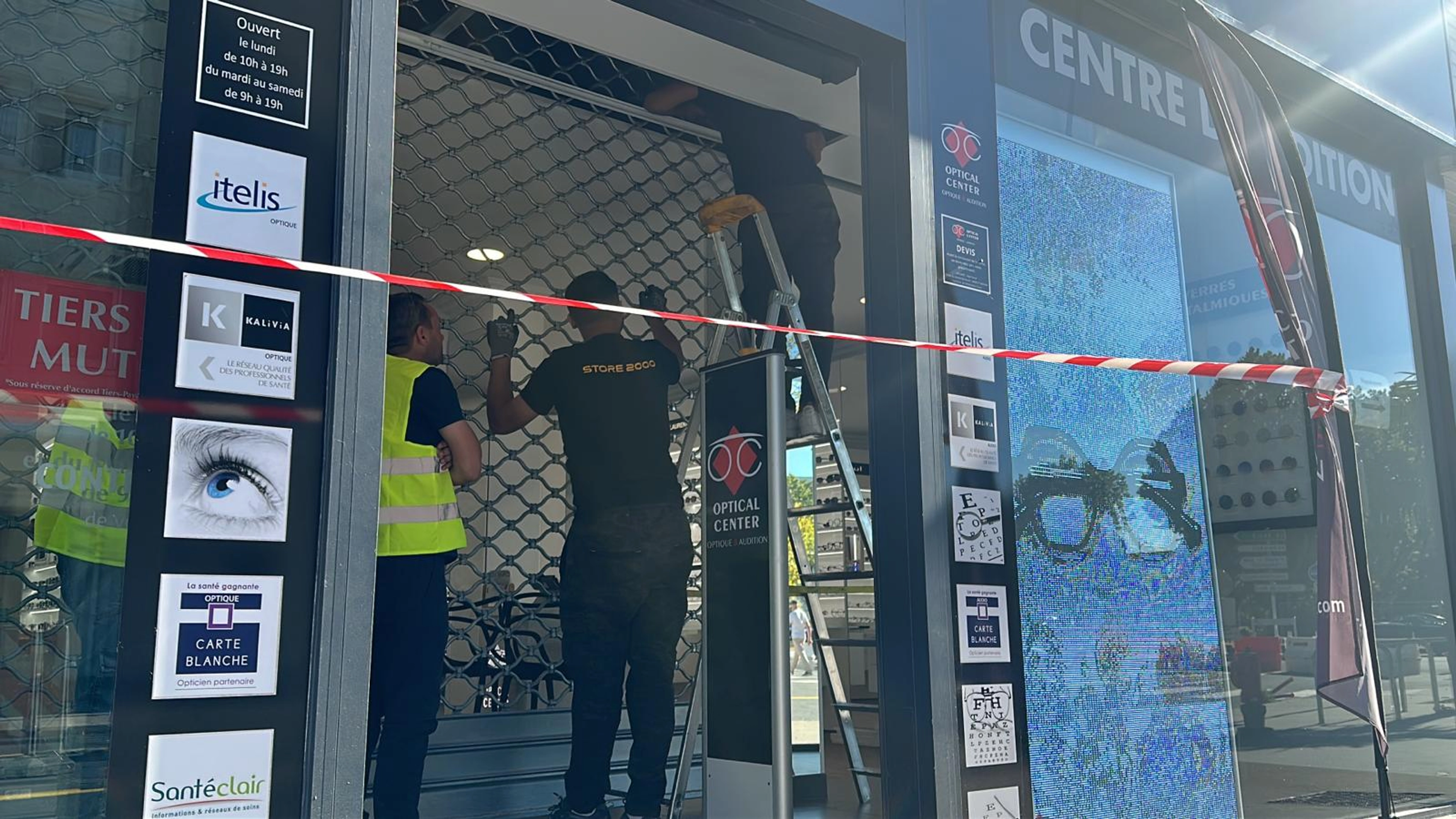 Rideau métallique bloqué : que faire ?