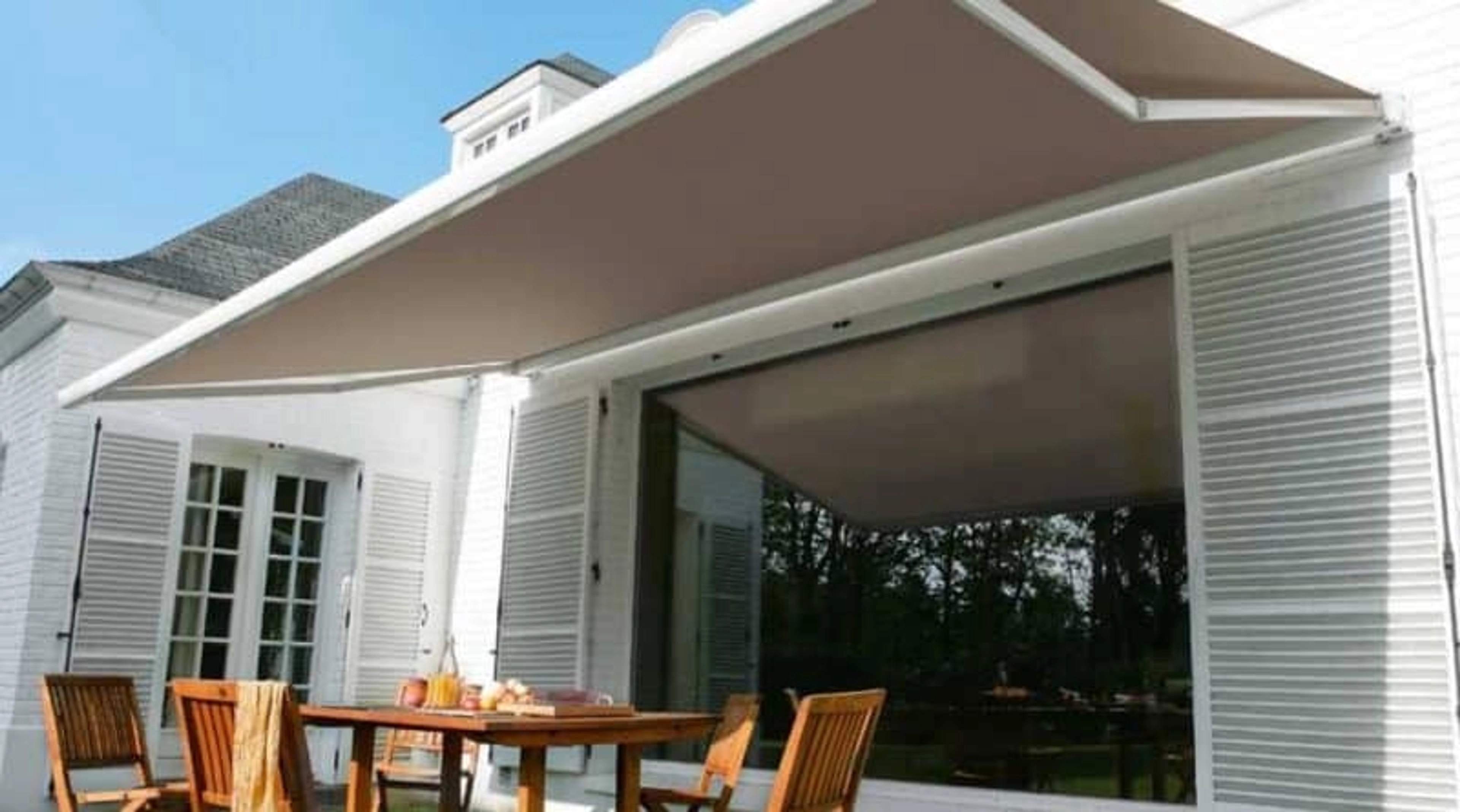 Comment régler l’inclinaison d’un store banne avec coffre ?