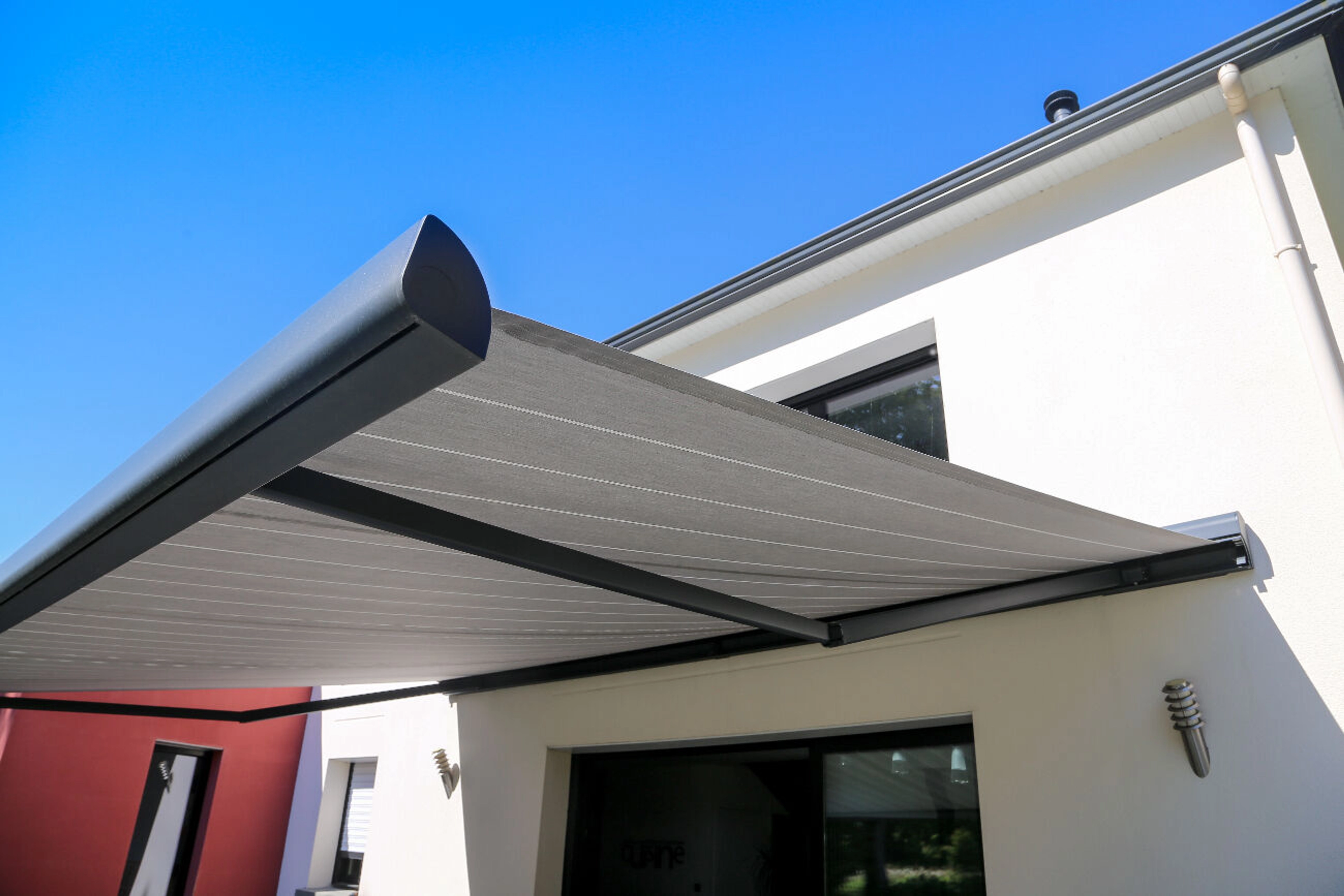 Pergola ou store banne : Que choisir ?
