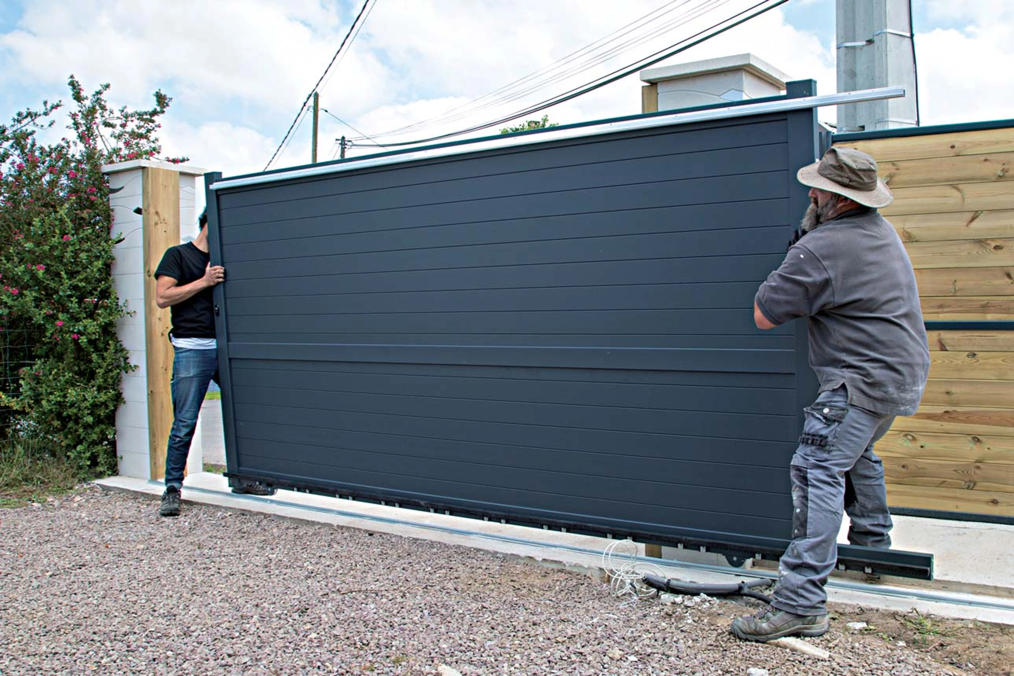 Comment fixer un portail sans pilier ?