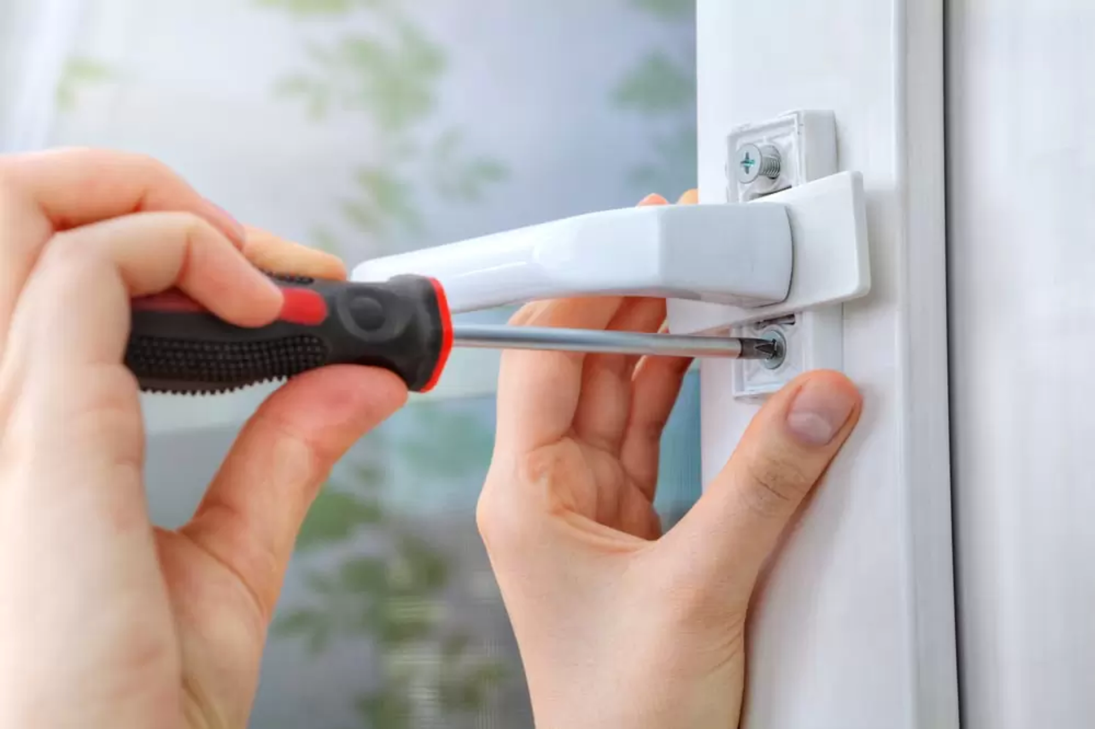 Poignée fenêtre PVC bloquée : Étapes de réparation