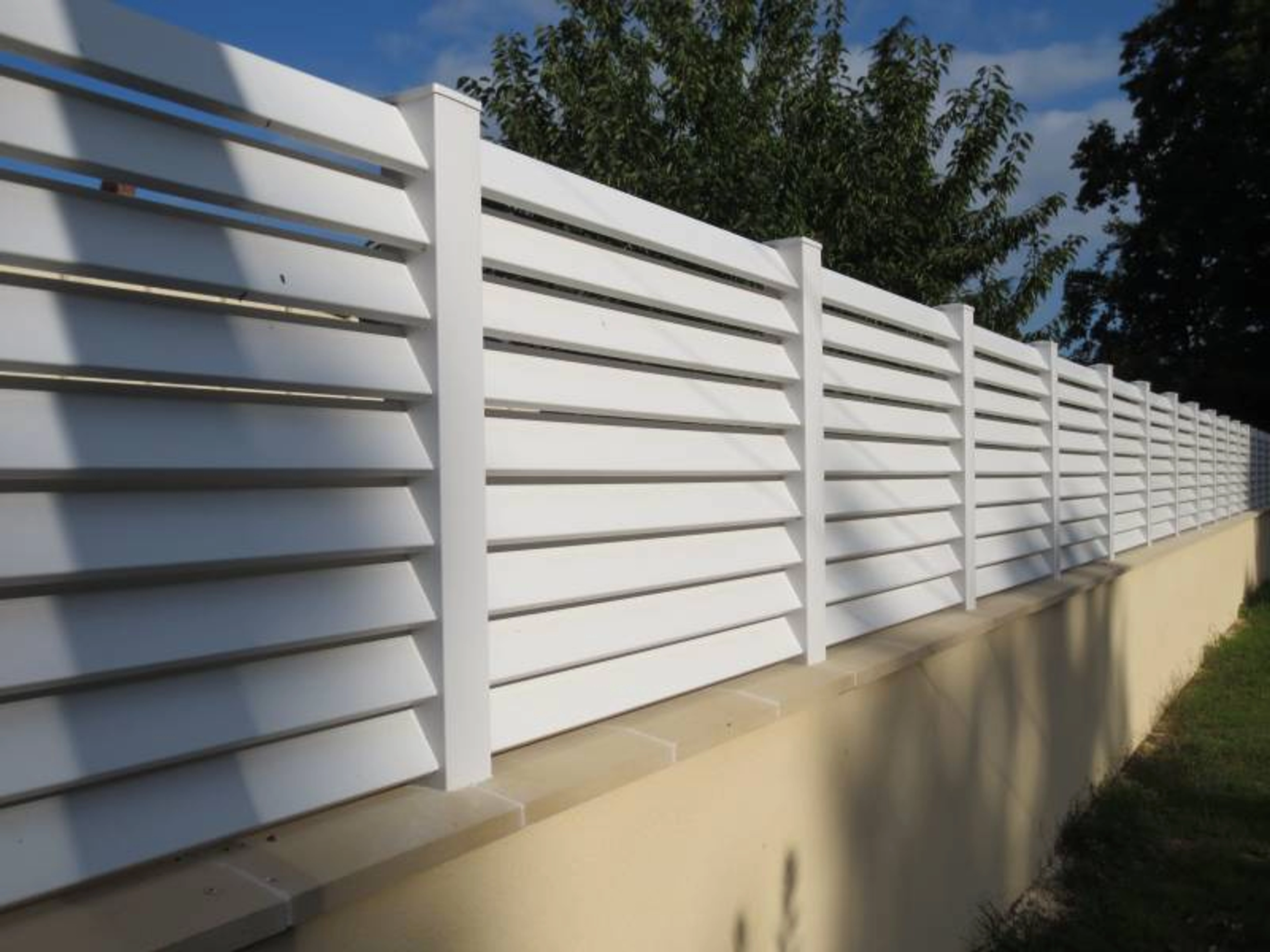 Pose clôture pvc sur muret