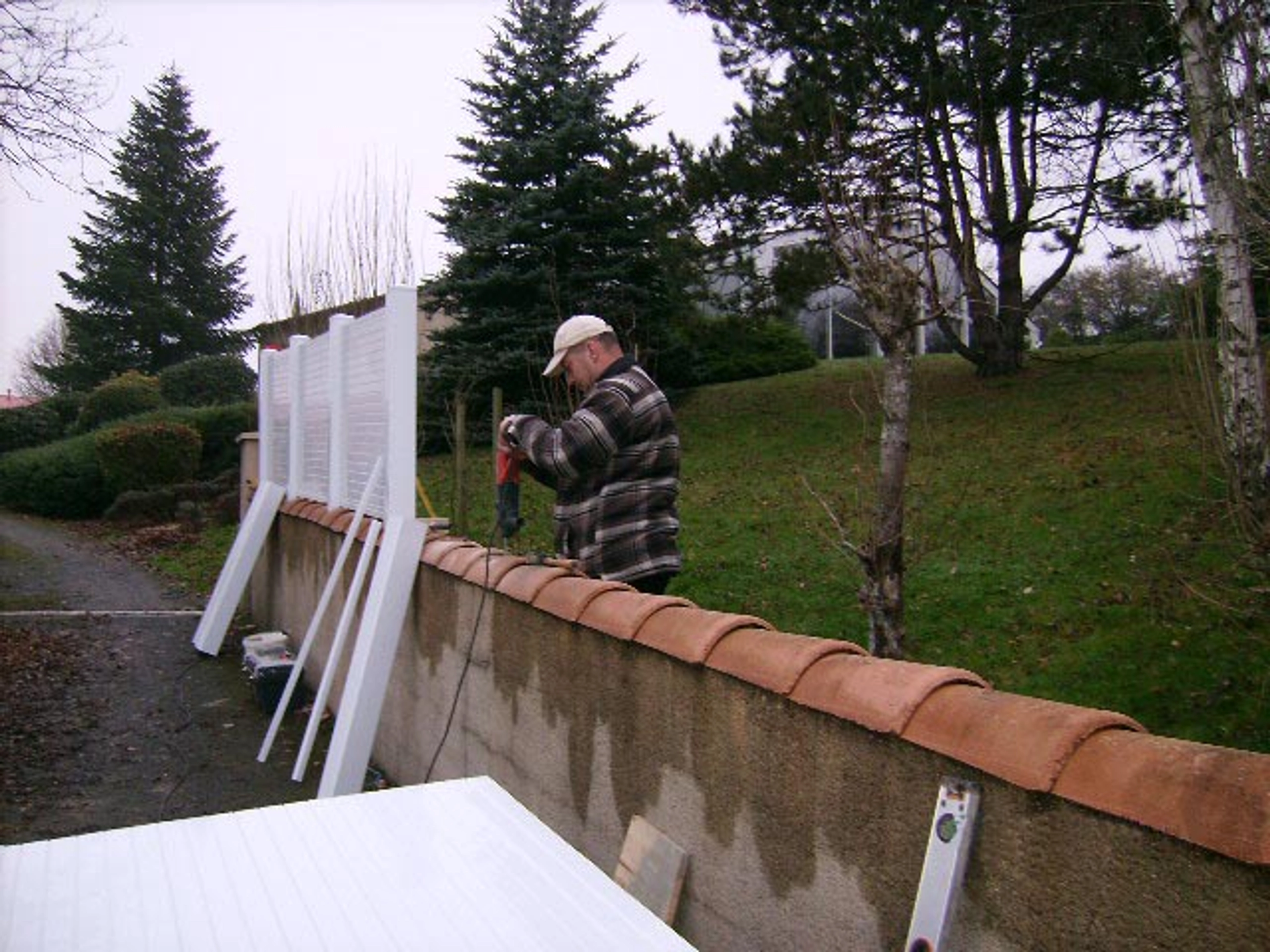 Pose clôture pvc sur muret