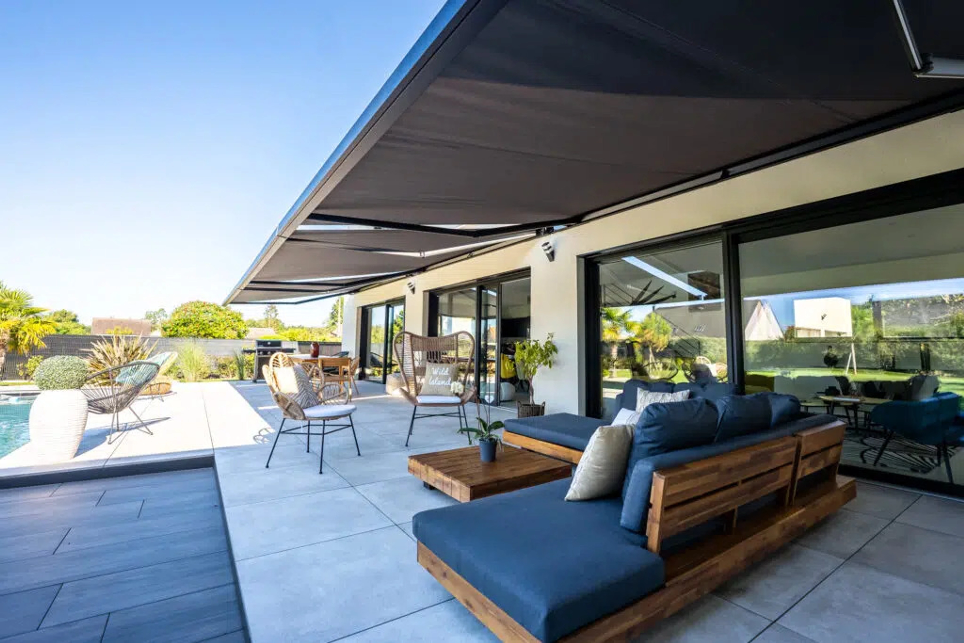 Store banne bloqué en position basse