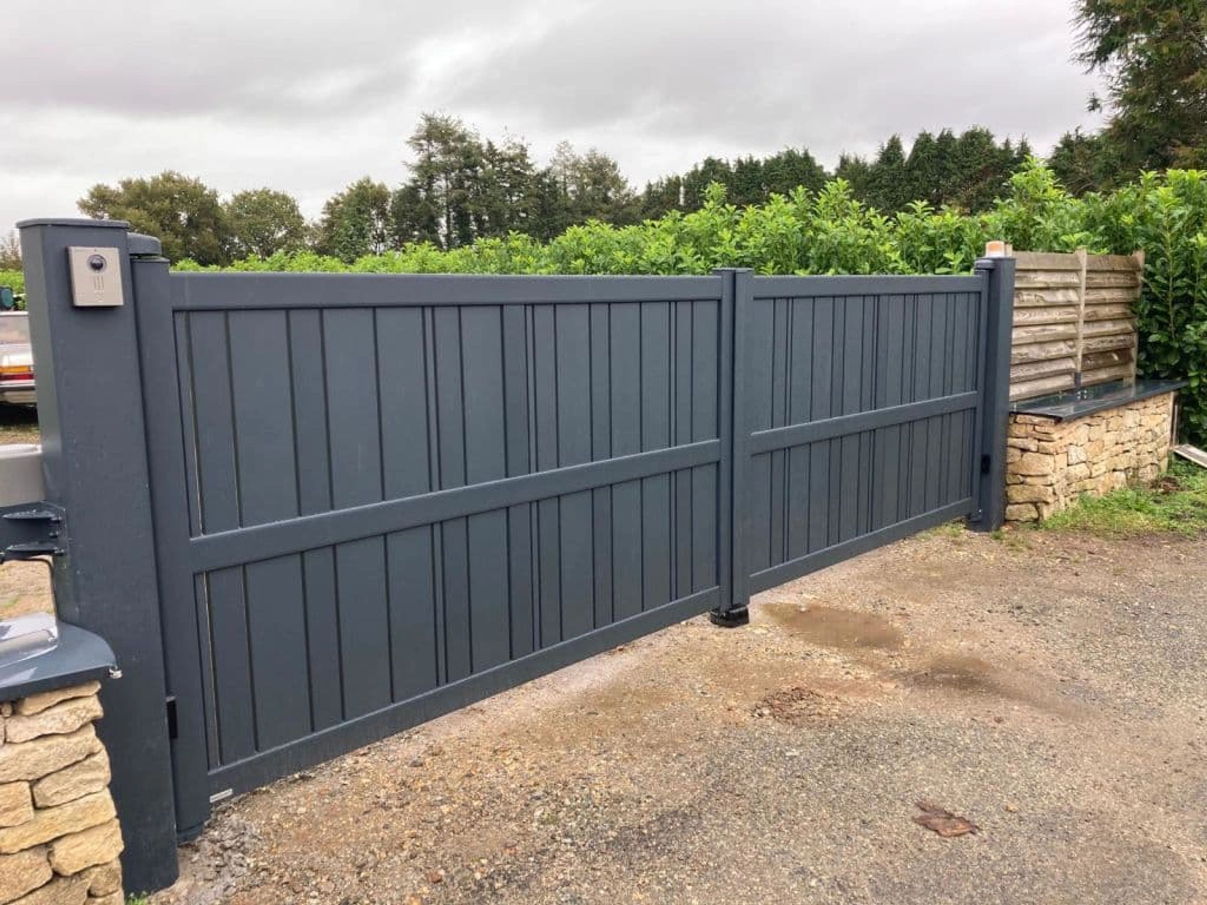 Pose portail battant avec poteau alu : les étapes clés