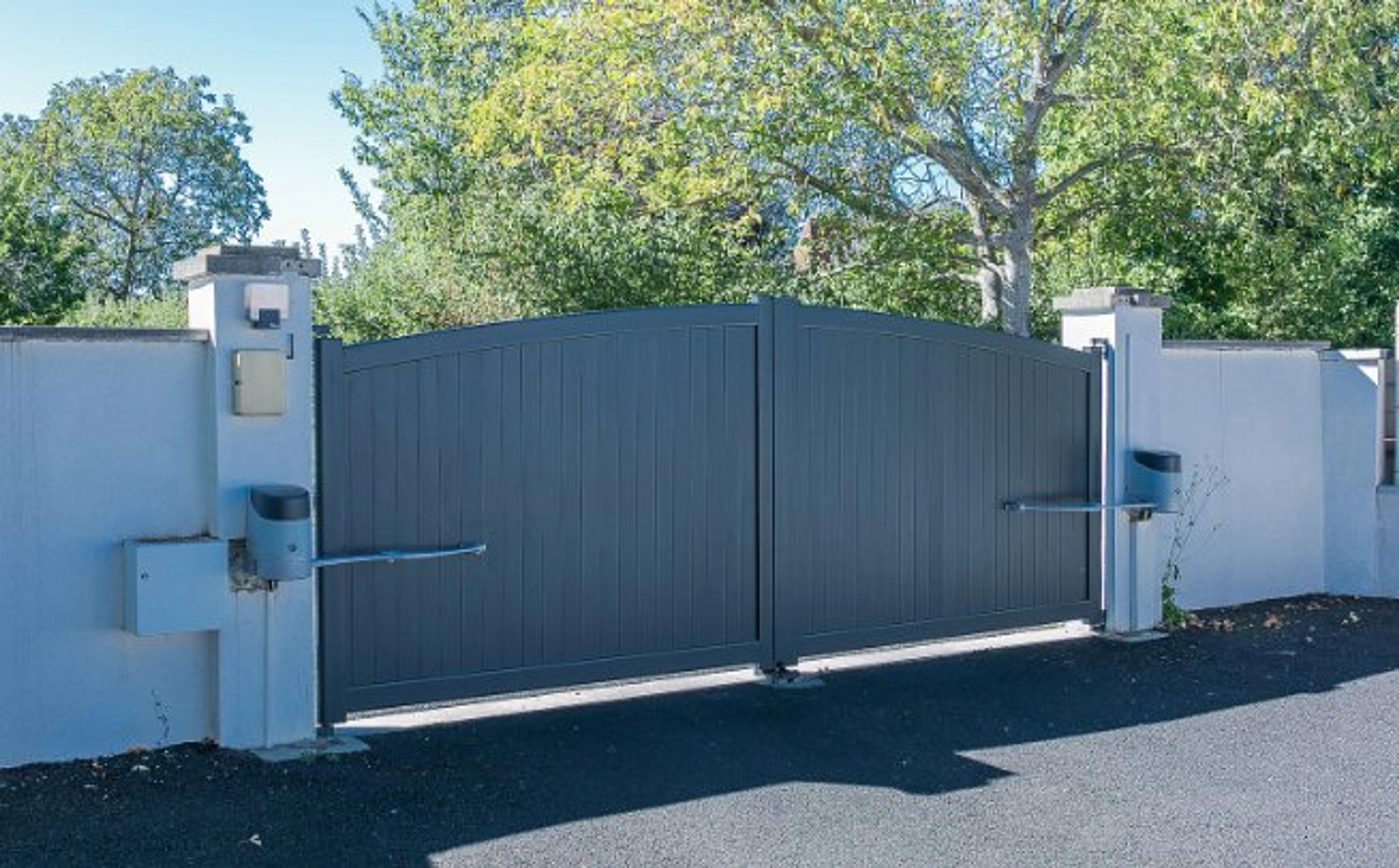 Pose portail battant avec poteau alu : les étapes clés