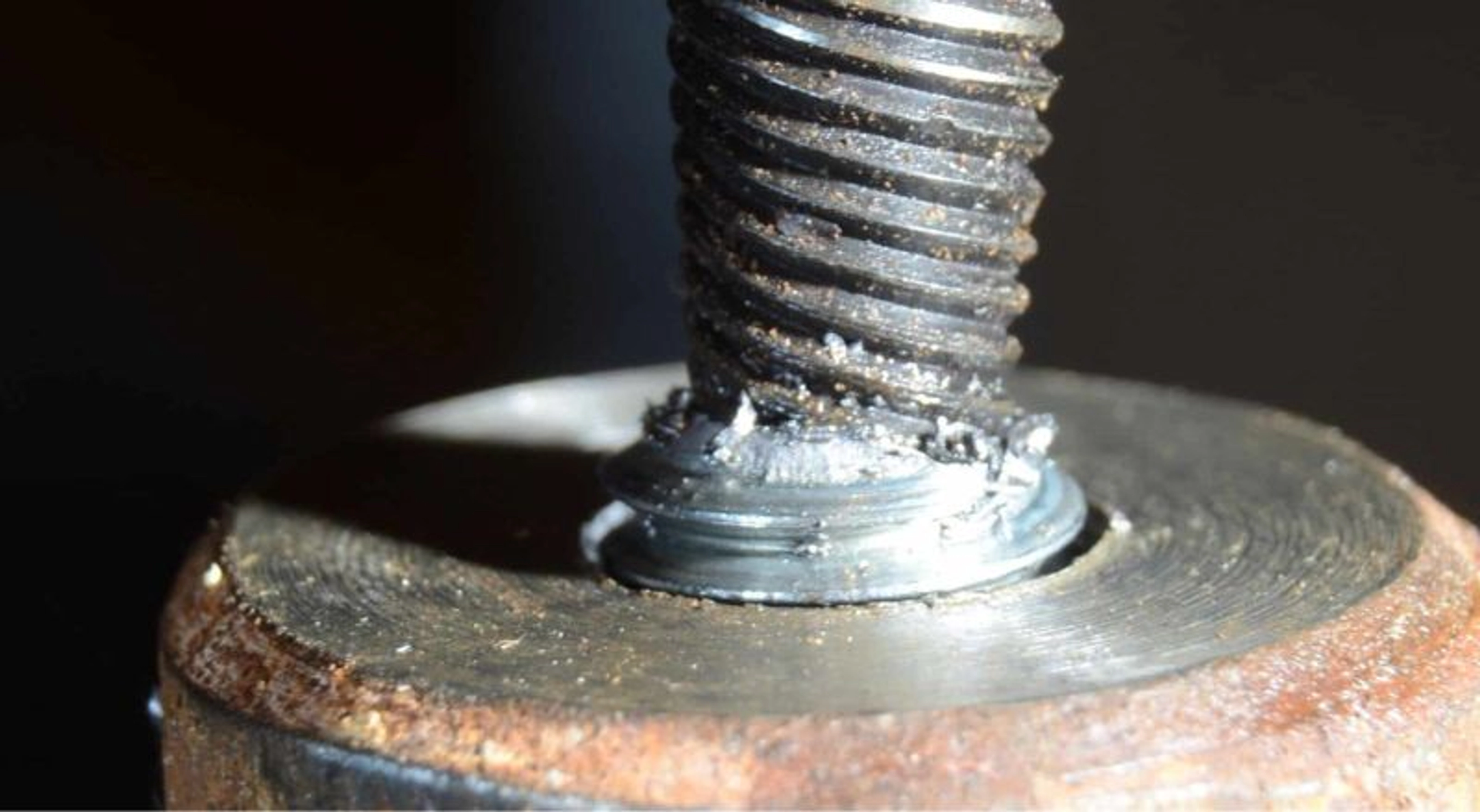 Comment retirer une vis cassée dans du métal ?