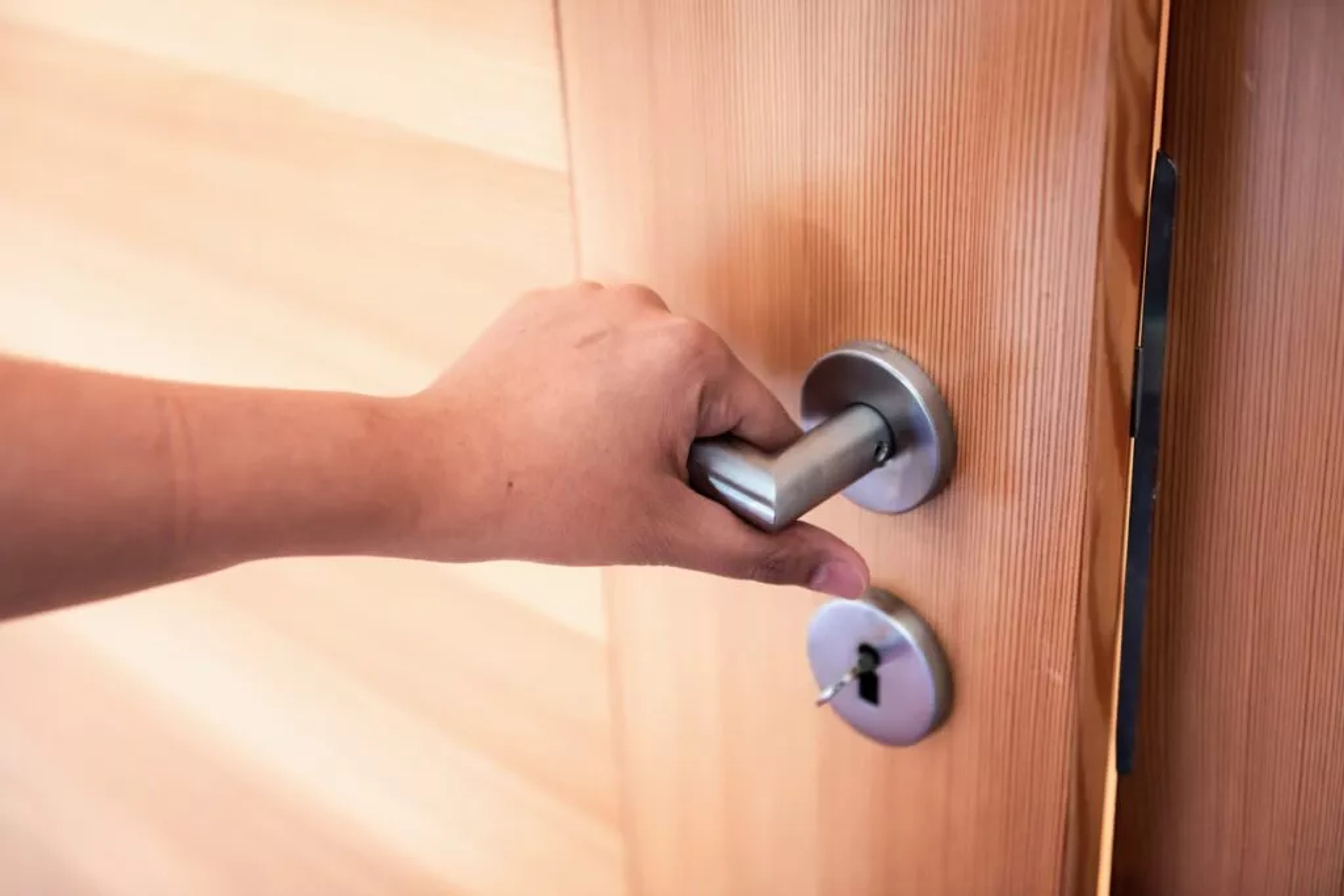 Comment ouvrir une porte de chambre bloquée ? Solutions rapides