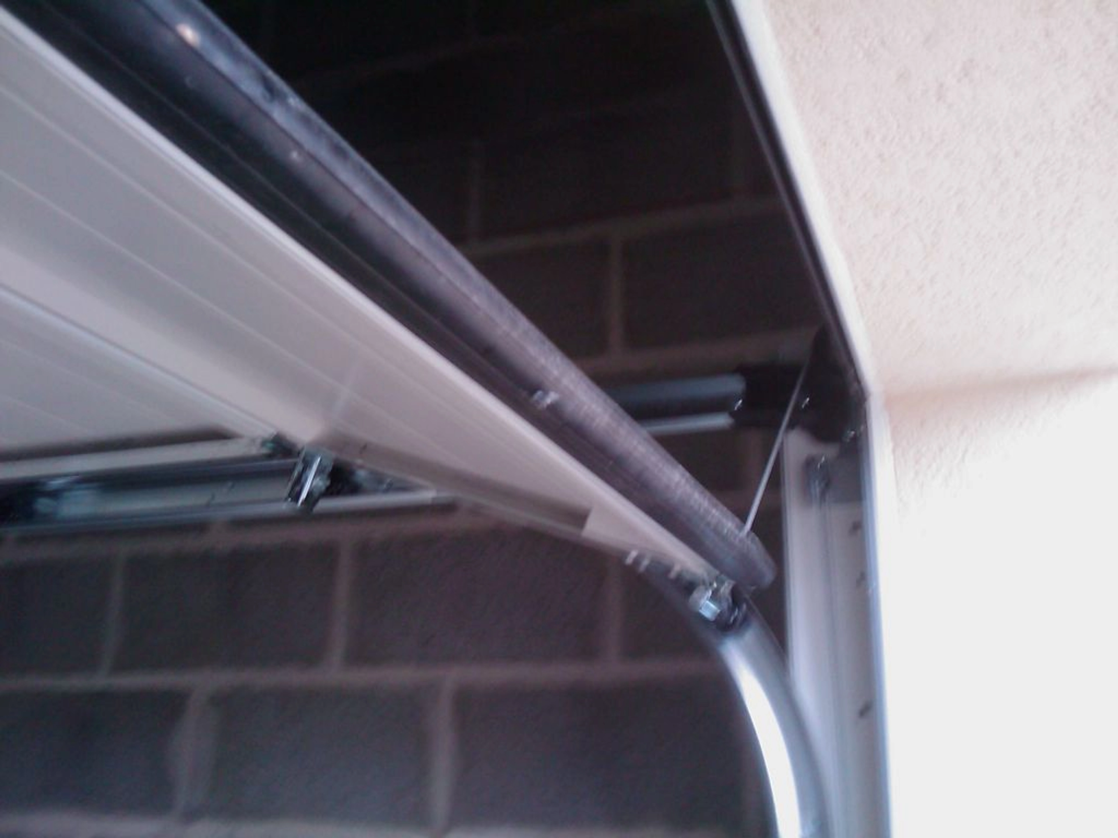 Porte de garage sectionnelle ne s’ouvre pas complètement : Que faire ?