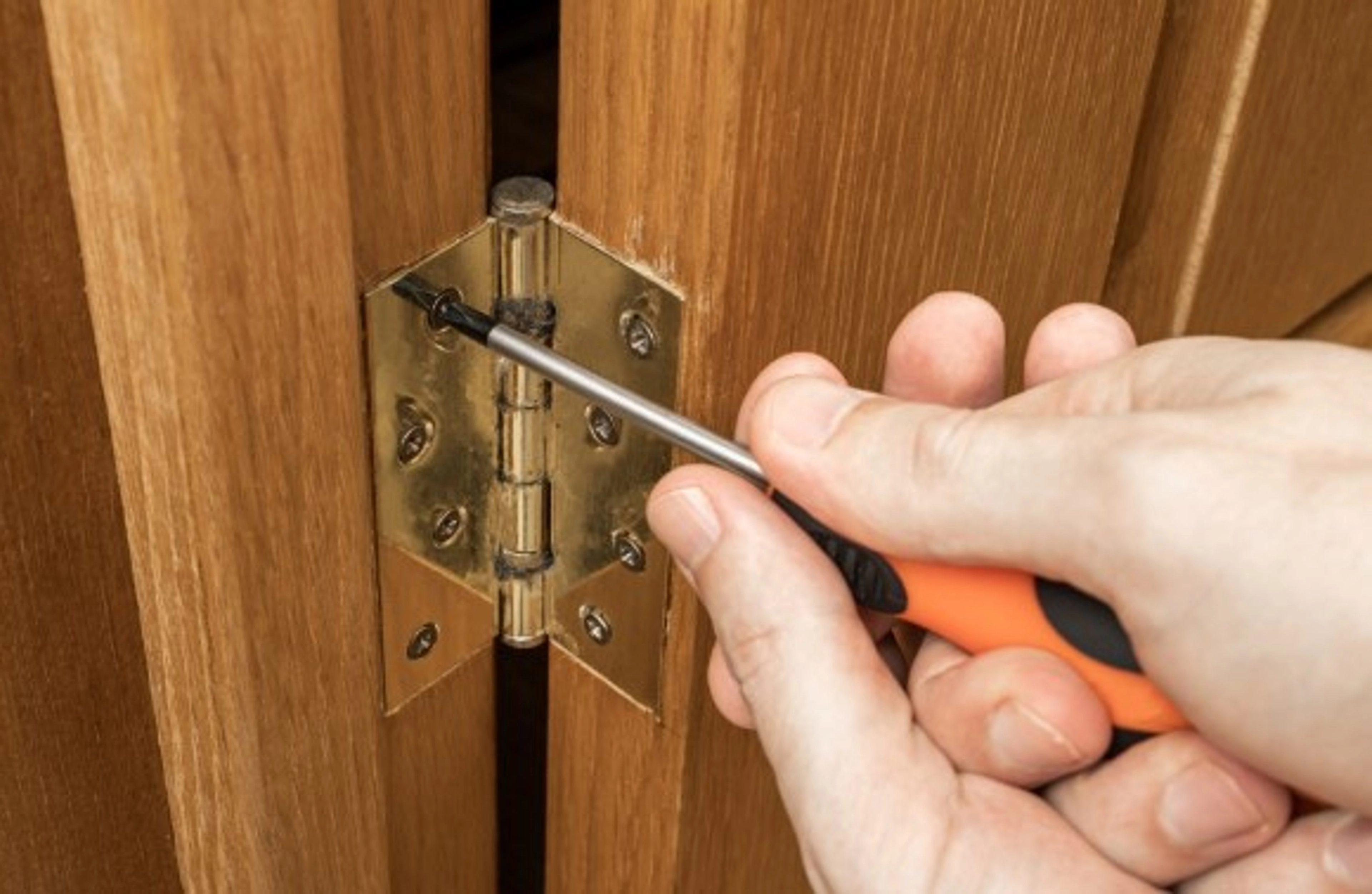 Comment poser une charnière de porte ?