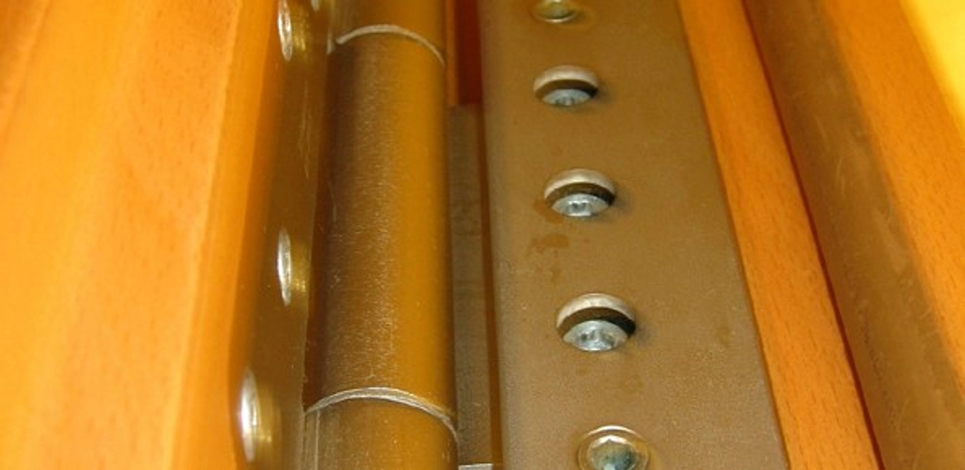 Comment poser une charnière de porte ?